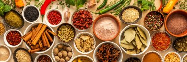 Bej bir zemin üzerine yayılmış çeşitli baharat ve otların toplanması, egzotik aromalar harmanlanarak lezzetli yemekler, afişler