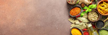Kahverengi bir yüzeyde taze baharat ve otların görsel olarak çarpıcı bir düzeni, canlı renklerini, karmaşık ayrıntılarını ve zengin mutfak özünü, afişini,