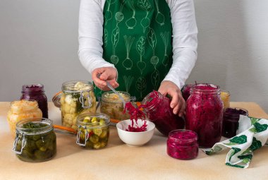 Farklı lahana mayalamak, beyaz ve kırmızı lahana, Brüksel ve karnabahar, brokoli, lahana mayalayan kadın