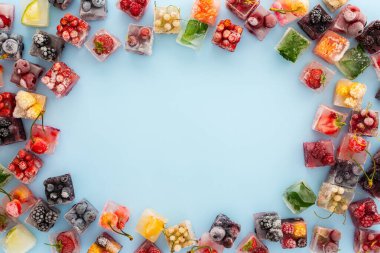 Donmuş böğürtlenli, meyveli ve mavi arkaplanlı nane şekerli buz çerçevesi