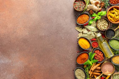 Değişik baharat ve otlardan oluşan bir koleksiyon. Kahverengi bir arka fonda zarif bir şekilde yerleştirilmiş. Doğal güzellikler yayıyor ve güzel kokular yayılıyor.