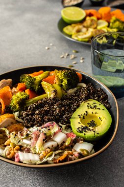 Siyah kinoa, kremalı avokado, kızarmış tavuk, tatlı patates, kabak, brokoli ve taze lahana salatası ile Chia ve susam tohumlu turp.