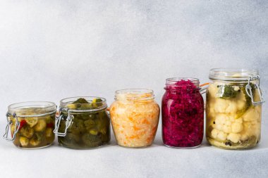 Lahana fermantasyonu, havuçlu beyaz lahana ve tatlı biber soğanlı kırmızı lahana, brokoli ve Brüksel lahanası ve karnabahar, lahana turşusu.