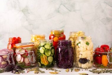 Çeşitli taze sebzeler, lahana ve domates, salatalık ve turp, soğan, mısır, biber ve karnabahar, besleyici ve probiyotik açısından zengin bir besin kaynağı için fermantasyon yapılıyor.