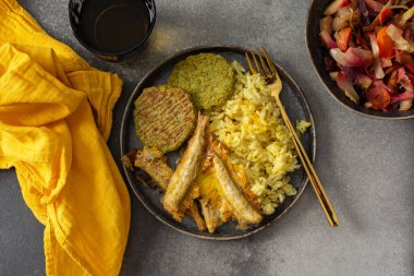 Nefis, dengeli bir kahvaltı zerdeçal pirinci, fırınlanmış okyanus balığı, brokoli gözlemesi ve kızartılmış sebze salatası, enerji verici bir başlangıç için gerekli proteinleri ve sağlıklı yağları sağlıyor.