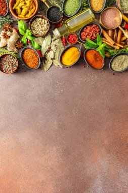 Sıcak kahverengi bir arka planda çeşitli kokulu bitkiler ve baharatlar, görsel çeşitliliklerini gösteren aromatik bir cazibe.