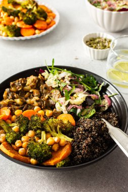 Üzerinde taze lahana ve turp salatası olan dengeli bir kahvaltı kasesi, avokado, kızarmış tavuk ve tatlı patates.