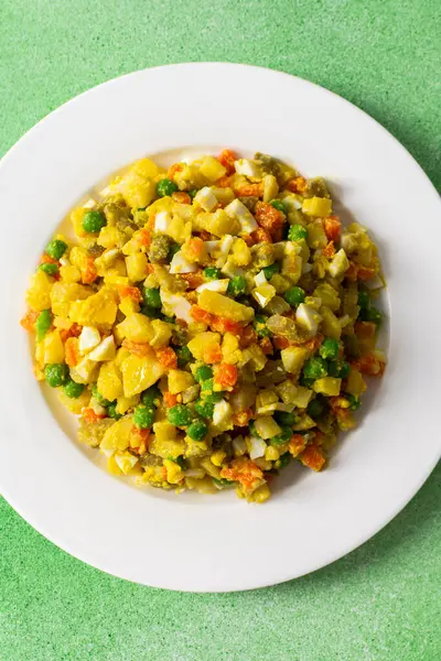 Canlı salata salataları haşlanmış yumurta, taze tavuk göğsü, doğranmış patates, tatlı havuç ve yeşil bezelye karışımı, hepsi zeytinyağı serpiştirilmiş, besleyici bir yemek kadar mükemmel..