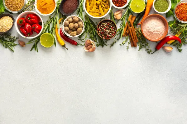 Gri arka planda canlı bir baharat ve şifalı bitki karışımı, herhangi bir tarife lezzetli bir ilave sunar, üst görünüm, kopyalama alanı