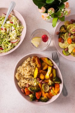Besleyici bir kahvaltıda kinoa, fırında tatlı patates, havuç, kabak, brokoli, fasulye, taze tavuk göğsü ve keyif almaya hazır canlı taze bir salata yer alır.