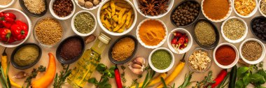 Bej bir zemin üzerine yayılmış çeşitli baharat ve otların toplanması, egzotik aromalar harmanlanarak lezzetli yemekler, afişler