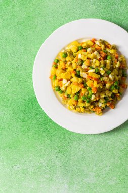 Canlı salata salataları haşlanmış yumurta, taze tavuk göğsü, doğranmış patates, tatlı havuç ve yeşil bezelye karışımı, hepsi zeytinyağı serpiştirilmiş, besleyici bir yemek kadar mükemmel.