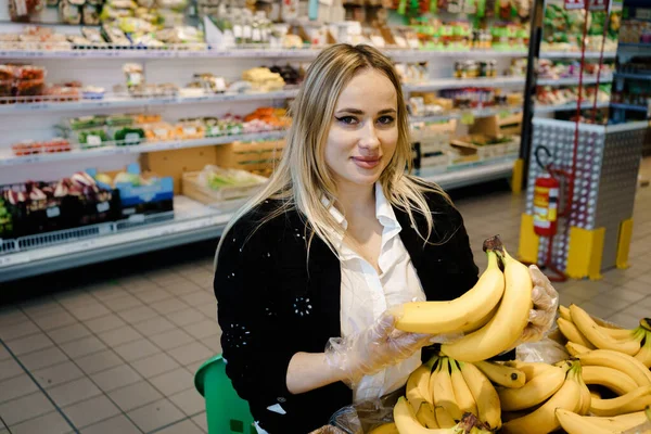 Süpermarkette, kadınlar taze muzları seçerken, sağlıklı bir diyet ve refaha olan bağlılıklarını vurgulayan parlak gülümsemelerle görülebilirler..