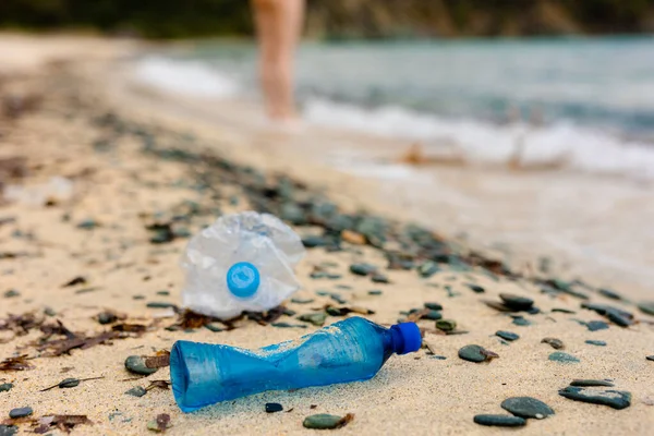Büyük şehrin plajına çöp döküldü. Kullanılmış kirli plastik şişeler. Karadeniz 'in kirli kumlu kıyıları. Çevre kirliliği. Ekolojik bir sorun. Arka planda dalgalar hareket ediyor. Yüksek