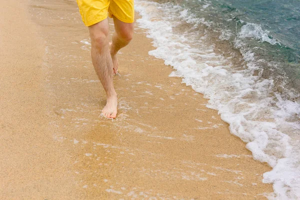 Крупный План Моды Человека Гуляющего Одиночестве Тропическом Экзотическом Пляже Голубым Стоковое Изображение