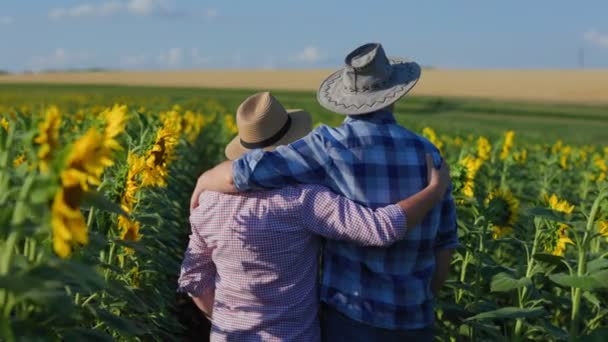 Visão Traseira Agricultores Masculinos Irreconhecíveis Camisas Quadriculadas Chapéus Palha Abraçando — Vídeo de Stock