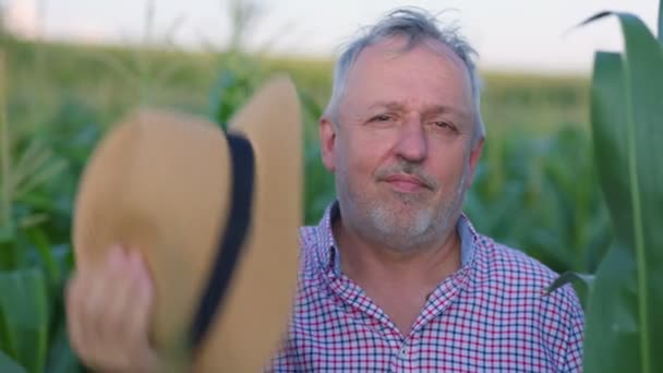 Zufriedener Unrasierter Landwirt Lässiger Kleidung Lächelnd Und Die Kamera Blickend — Stockvideo