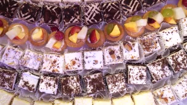 おいしい菓子製品のバリエーション トップビュー スイートデザートテーブル — ストック動画