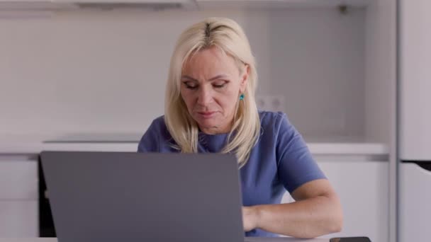 Moe Uitlaat Vrouw Werken Laptop Huis Kijken Verveelde Monitor Slim — Stockvideo