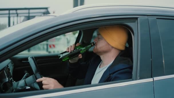 在车里装着酒瓶危险的路上酒后驾车压力超标的违章驾驶汽车 醉酒驾车坐在车上 — 图库视频影像