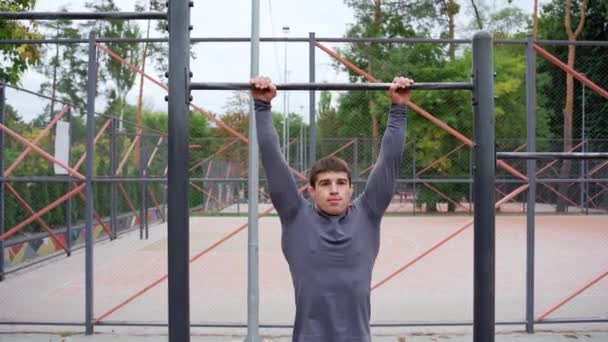 Atleta Masculino Fuerte Concentrado Joven Ropa Deportiva Haciendo Pull Ups — Vídeos de Stock
