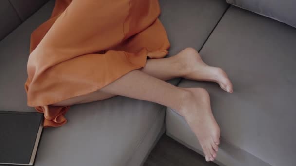 Kadın Nazikçe Kanepede Oturuyor Bacak Bacak Üstüne Atıyor Baş Parmağı — Stok video