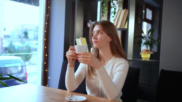 Νεαρή Κυρία Έξυπνα Casual Ρούχα Κάθεται Στο Τραπέζι Ένα Φλιτζάνι — Αρχείο Βίντεο