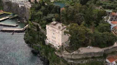 Lüks bir malikanenin dramatik hava görüntüsü yemyeşil yemyeşil kayalık bir sahil şeridinde tünemişti..