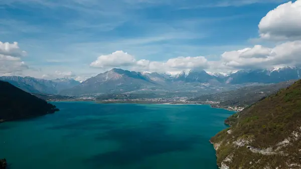 Berrak mavi sularla çevrili, yemyeşil bir dağ gölü ve görkemli bir gökyüzü..