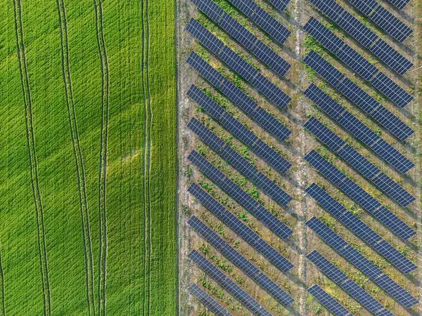 Temiz yenilenebilir güneş enerjisi üreten bir güneş çiftliğinin havadan görünüşü, endüstriyel manzara. Yüksek kalite fotoğraf