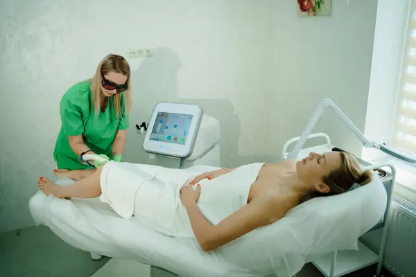 İstenmeyen saçlardan kurtulan, tatlı ve kendinden emin bir kadın..