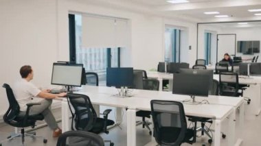 Şık ve modern ofis ortamında çalışanların özenle çalıştığı çarpıcı bir minimalist tasarım var.