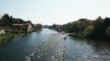 Şaşırtıcı derecede güzel bir nehir manzarası berrak, köpüklü su, yemyeşil ve büyüleyici mimari sergileniyor.