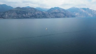 Bu havadan bakıldığında, Gardas Gölü 'nün sakin suları sonsuza dek sürecekmiş gibi görünüyor. Arka plandaki dağlık arazi, dingin manzaraya çarpıcı bir dokunuş ekleyerek nefes kesici bir fotoğraf oluşturuyor.