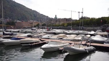 Teknelerle dolu, manzaralı tepeler ve tarihi mimariyle çevrili huzurlu bir marina keşfedin..