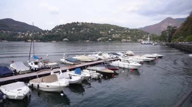 Çok güzel ve huzurlu bir marina sahnesi. Resmedilmeye değer arka planda çeşitli lüks yatlar var.