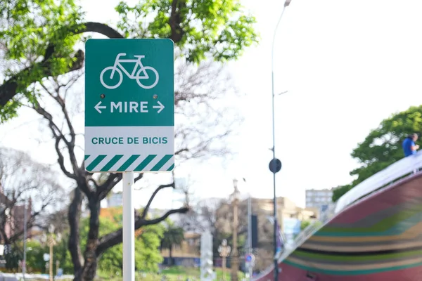 10月23 2022 ブエノスアイレス アルゼンチン テキストとの交通標識自転車の交差点を見ます 都市は生態学的かつ持続可能な移動を促進するために前進する — ストック写真