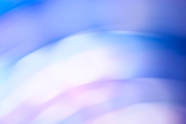 Yumuşak pastel tonlarda soyut mavi ve eflatun arkaplan, kıvrımlı çizgileri olan dinamik tasarım.