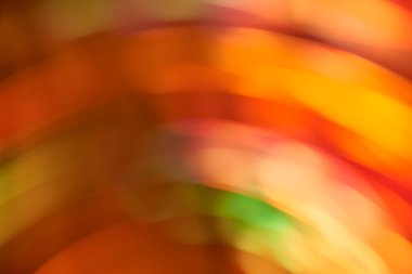 Soyut bulanık arkaplan, hareketli dinamik renkli ışıklar, sıcak canlı renklerde akan tasarım.