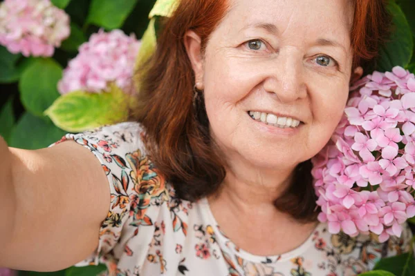 Bahçede Pembe Çiçekler Ortancalarla Çevrili Mutlu Bir Spanyol Kadının Selfie — Stok fotoğraf