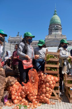 Buenos Aires, Arjantin, 21 Eylül, 2021: UTT, Union de Trabajadores de la Tierra, Arazi İşçileri Sendikası, Arazi Erişim Kanunu 'nun onaylanmasını talep etmek için bedava organik gıda, meyve ve sebze verdi..