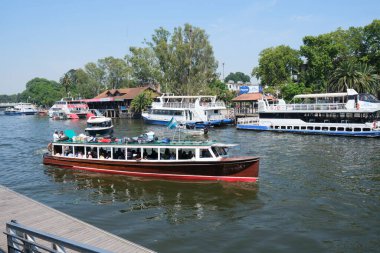 Tigre, Buenos Aires, Arjantin, 11 Ocak 2022: Bir yaz sabahı nehir istasyonundan ayrılıp delta kanallarını gezmek için yola çıkan turist gemisi..