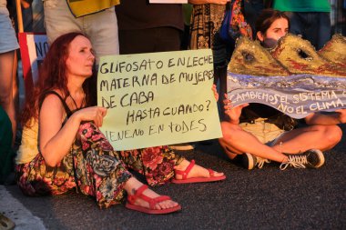 Buenos Aires, Arjantin; 3 Mart 2023: İklim grevi. CABA 'daki kadınların anne sütü içinde glifosat tutan kadınlar, ne zamana kadar? Herkeste zehir var. Sistemi değiştirelim, iklimi değil.