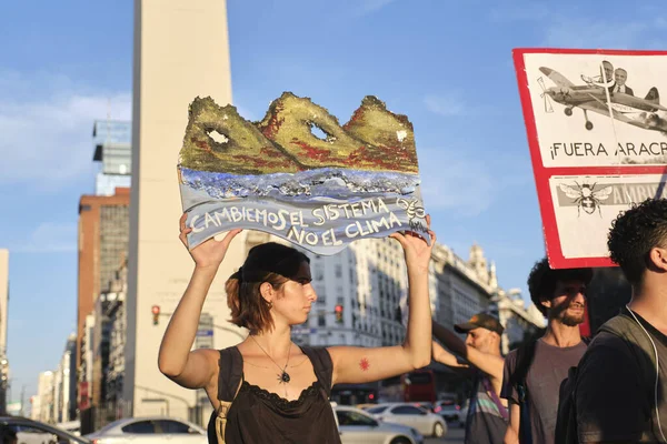 2023年3月3日 世界的な気候変動のストライキ テキスト付きのポスターを保持している若い活動家気候ではなく システムを変更できます — ストック写真