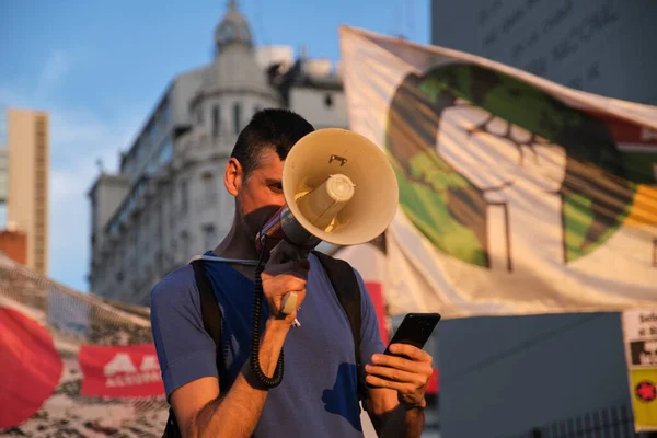 2023年3月3日アルゼンチン ブエノスアイレス 地球規模の気候変動ストライキ中のメガホンを持つ活動家 — ストック写真