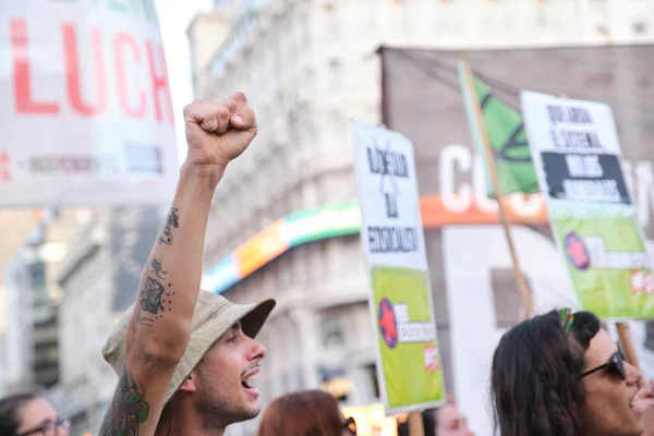 Буэнос Айрес Аргентина Марта 2023 Года Активист Поднимает Кулак Воздух — стоковое фото