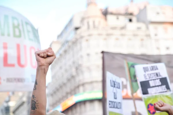 Буэнос Айрес Аргентина Марта 2023 Года Неизвестный Активист Поднимает Кулак — стоковое фото