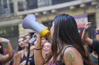 Buenos Aires, Arjantin; 8 Mart 2023: Uluslararası feminist grev sırasında akranlarına tezahürat yapan bir kadın. Haklar için aktivizm ve sosyal mücadele kavramları.