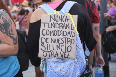 Buenos Aires, Arjantin; 8 Mart 2023: Uluslararası feminist grev, tanınmayan bir kadın sırtında bir yazı ile bir daha asla sessizliğimize kavuşamayacaklar..