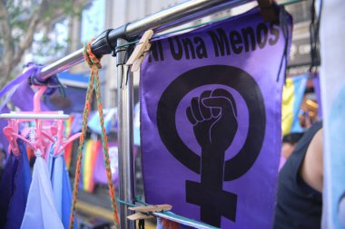 Buenos Aires, Arjantin; 8 Mart 2023: Feminist mücadelenin sembolü ve mesajı içeren mor mendil..